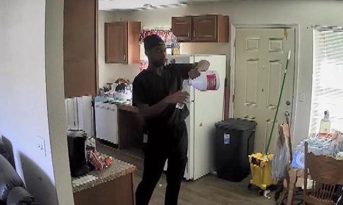 Hình ảnh nhân viên chăm sóc đổ thuốc tẩy vào chai nước được camera ghi lại. Ảnh cắt từ clip.