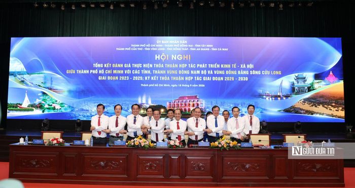 Đại diện lãnh đạo các địa phương cùng ký thỏa thuận hợp tác giai đoạn mới.