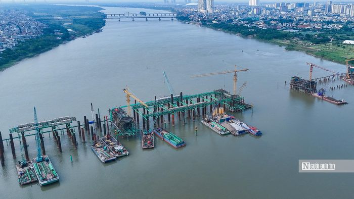 Đến nay, cầu Trần Hưng Đạo hơn 30%. Trong số 7 dự án cầu vượt sông Hồng được khởi công trong năm 2025, cầu Trần Hưng Đạo đang được các chuyên gia đánh giá có tiến độ ấn tượng, sẽ sớm về đích, đáp ứng kỳ vọng là công trình giao thông huyết mạch kết nối khu vực trung tâm Thủ đô với vùng phát triển phía Đông.