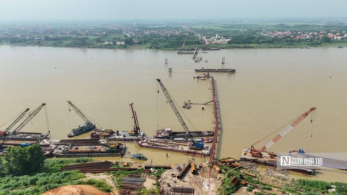 Thời điểm hiện tại, máy móc, nhân lực của nhà thầu chia thành nhiều mũi thi công tích cực triển khai các hạng mục khoan cọc nhồi, làm dầm thép…Được biết, đơn vị thi công đã hoàn thành 98/102 cọc khoan nhồi cầu chính, sản lượng đạt hơn 25%.