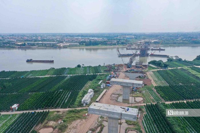 Cầu Mễ Sở bắc qua sông Hồng, rộng 24,5m, gồm 4 làn xe cơ giới và 2 làn dành cho xe máy, xe thô sơ. Công trình kết nối khu vực Hồng Vân (Hà Nội) với Mễ Sở (Hưng Yên).