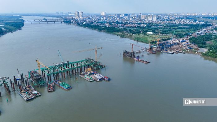 Các mũi thi công được tổ chức đồng loạt cả trên bờ và dưới nước, từ cầu chính giữa sông đến các cầu dẫn và nút giao. Nhịp thi công thần tốc ấy đang làm thay đổi nhanh chóng diện mạo công trình.