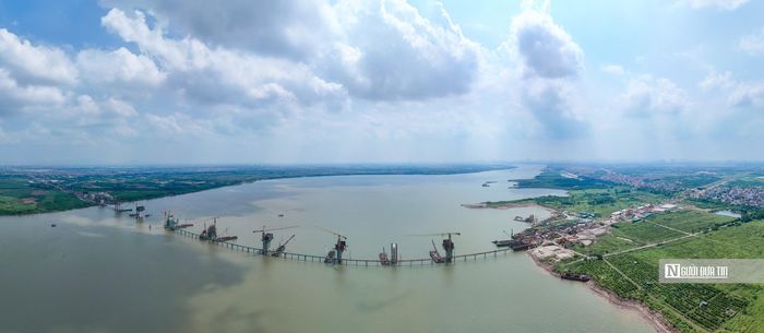 Trên công trường, hàng loạt cọc khoan nhồi, bệ trụ và thân trụ của cầu Hồng Hà đã được hoàn thành.