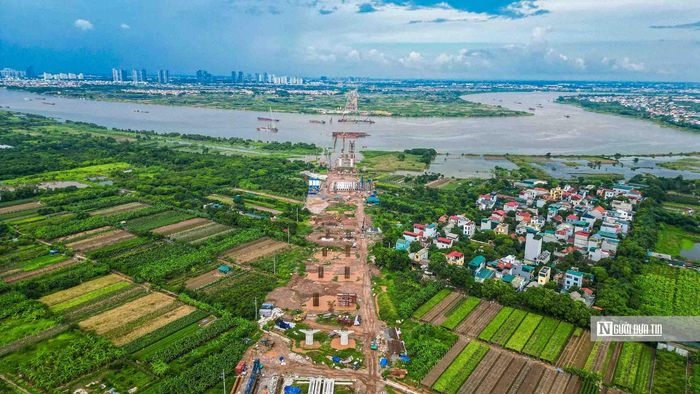 Cầu Ngọc Hồi, kết nối Hà Nội - Hưng Yên đang rầm rộ thi công ngày đêm. Các hạng mục được gấp rút triển khai, hướng tới mục tiêu hoàn thành trước APEC 2027. Đến nay đạt 20,7%.