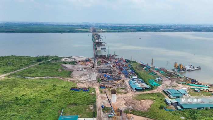 Cầu Hồng Hà (thuộc địa phận huyện Đan Phượng cũ, nay là xã Ô Diên, Thành phố Hà Nội) vượt sông Hồng dài 6km có tổng mức đầu tư gần 10.000 tỷ đồng sau gần 11 tháng thi công đến nay đạt 42,6%.
