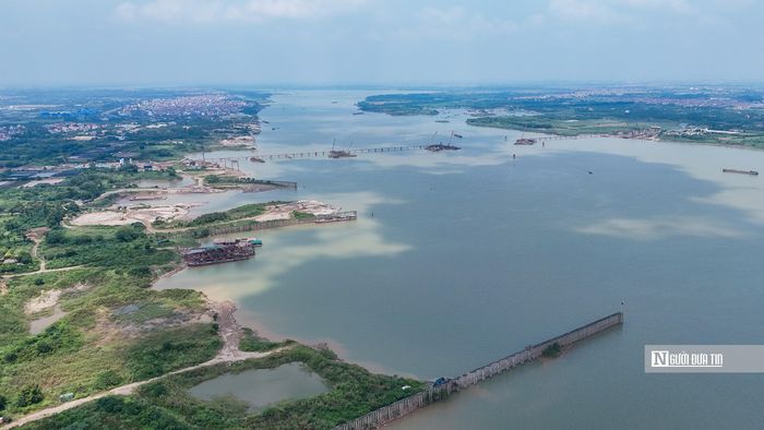 Trên công trường cầu Thượng Cát, đơn vị thi công hiện đang duy trì chế độ “3 ca, 4 kíp” để bảo đảm tiến độ đề ra. Các mũi thi công được triển khai đồng loạt, tập trung vào các hạng mục cọc khoan nhồi, bê tông trụ và đúc dầm.