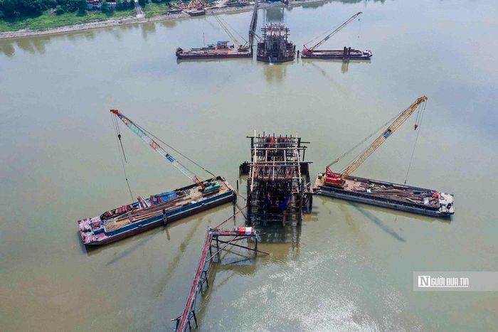 Nhà thầu đang tập trung nhân lực, máy móc, duy trì thi công liên tục, bảo đảm tiến độ và mục tiêu hoàn thành công trình theo đúng kế hoạch.