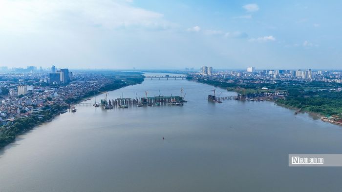Khởi công từ tháng 10/2025, cầu Trần Hưng Đạo là một trong những công trình hạ tầng giao thông trọng điểm của Hà Nội. Dự án có tổng mức đầu tư khoảng 15.967 tỷ đồng, chiều dài toàn tuyến hơn 4,1km, trong đó cầu chính vượt sông Hồng dài trên 800m.
