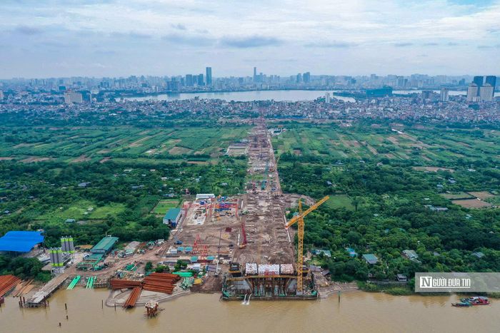 Cầu Tứ Liên đạt gần 15,6%. Công trường được tổ chức thi công 3 ca, 4 kíp liên tục cả ngày lẫn đêm nhằm bảo đảm mục tiêu hoàn thành trong năm 2027.