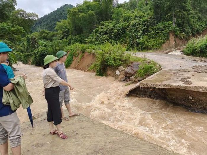 Tuyến đường tại Quan Sơn bị đứt gãy. (Ảnh: CTV)