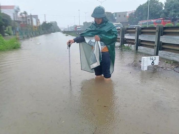 Mưa lớn gây ngập đường ray tàu ngày 18/9 (Ảnh: Đường sắt Việt Nam)