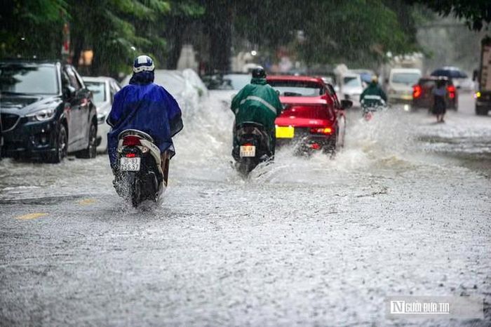 Nước ngập trên các đoạn đường quốc lộ khiến nhiều phương tiện di chuyển khó khăn.