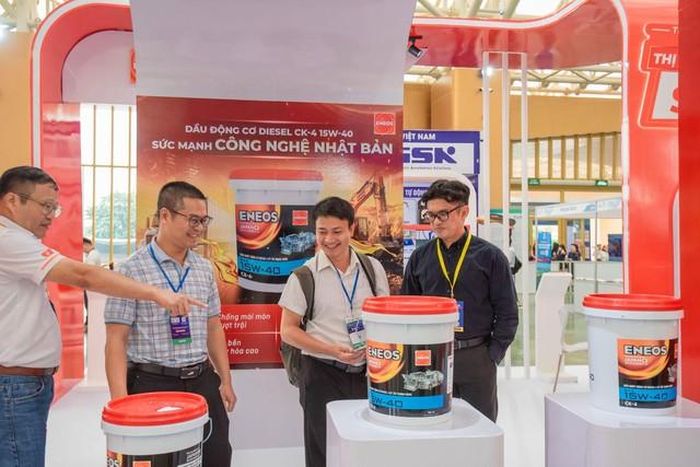 Khách tham quan tìm hiểu sản phẩm và giải pháp dầu nhớt ENEOS.