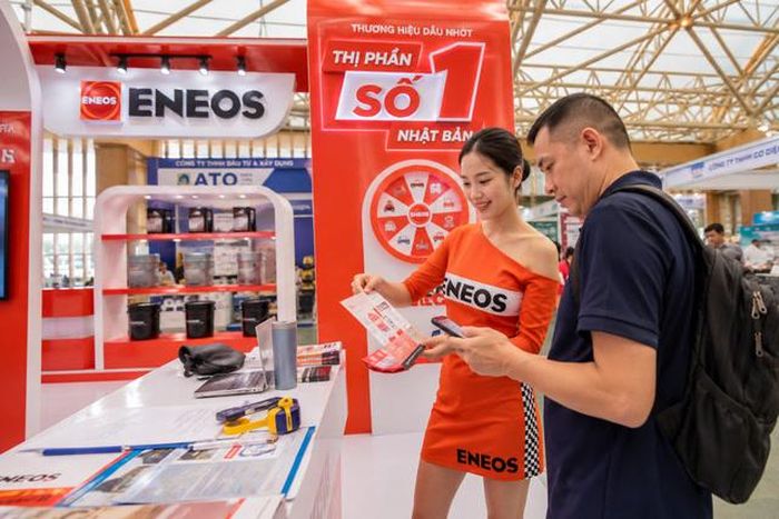 Đội ngũ ENEOS tư vấn và trao đổi cùng khách tham quan.