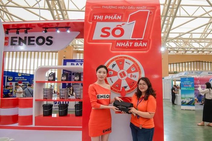 Khách tham quan trải nghiệm trò chơi tương tác cùng ENEOS tại triển lãm.