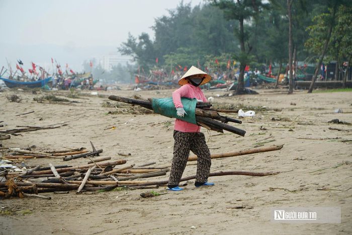Tại một số khu vực, người dân tranh thủ nhặt những đoạn củi còn có thể sử dụng. Bà Lê Thị Hoa, 47 tuổi, cho biết bà nhặt các khúc gỗ, củi để làm chất đốt trong mùa đông.