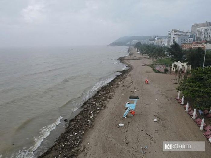 Chiều 18/9, phóng viên ghi nhận tại bãi biển Sầm Sơn, tỉnh Thanh Hóa, nhiều đoạn bờ biển phủ kín củi, cành cây và rác thải theo dòng nước lũ từ thượng nguồn dạt về.