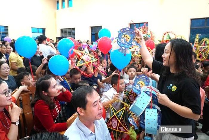 Các em nhỏ háo hức khi nhận những món quà ý nghĩa từ chương trình "Vầng trăng yêu thương".