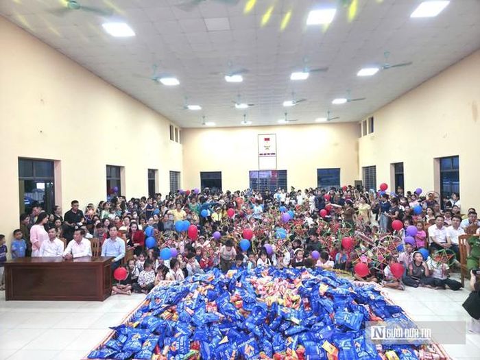 Rất đông các em nhỏ có mặt tại hội trường UBND xã Môn Sơn để tham dự chương trình "Vầng trăng yêu thương".