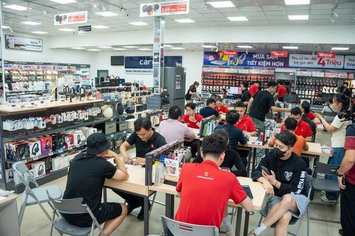 Khách hàng đến đợi lấy máy từ 7h sáng tại CellphoneS. Ảnh: CellphoneS
