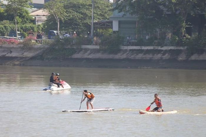 Bám đuổi ráo riết.