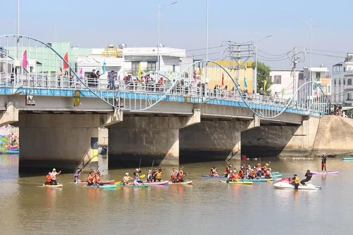 Nội dung SUP đôi với cự ly 800m.