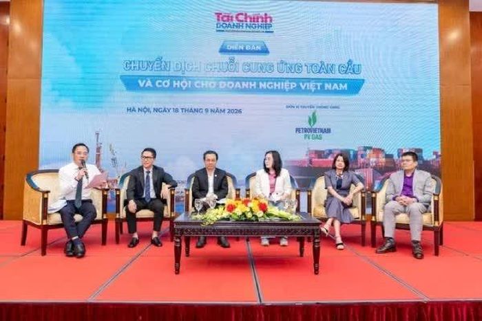 Các diễn giả tham gia thảo luận.