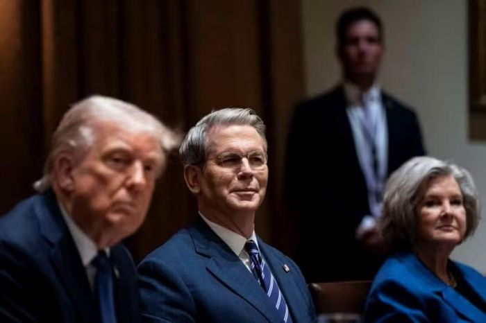 Tổng thống Trump, Bộ trưởng Tài chính Scott Bessent và Chánh văn phòng Nhà Trắng Susie Wiles. Ảnh: WSJ.