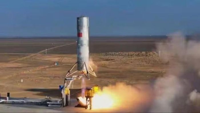 Tên lửa Chu Tước 3 do công ty hàng không vũ trụ tư nhân LandSpace tự phát triển lần đầu tiên hoàn tất việc thu hồi thẳng đứng tầng 1 bằng chân đáp. Ảnh: Creaders.