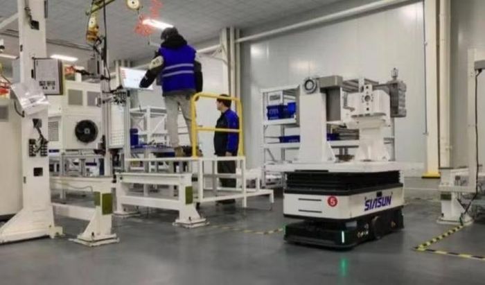 Kiểm tra, gỡ bỏ các thiết bị Trung Quốc khỏi dây chuyền sản xuất ở các nhà máy của SpaceX. Ảnh: Creaders.