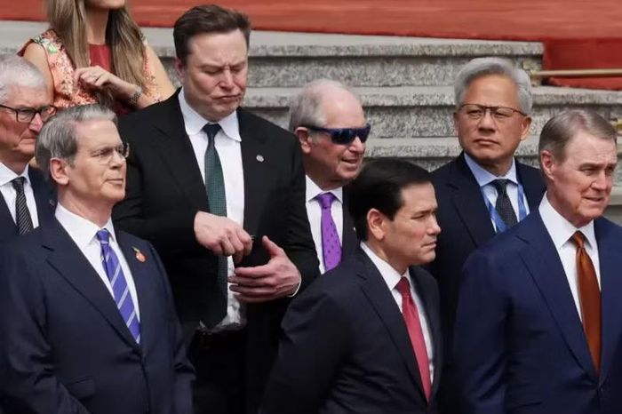 CEO Apple Tim Cook, CEO Tesla Elon Musk, CEO Nvidia Jensen Huang (hàng sau) đã tham gia chuyến đi đến Trung Quốc vào tháng 5 cùng với các quan chức nội các Mỹ gồm Bộ trưởng Tài chính Scott Bessent, Ngoại trưởng Marco Rubio và Đại sứ Mỹ tại Trung Quốc David Perdue. Ảnh: Getty.