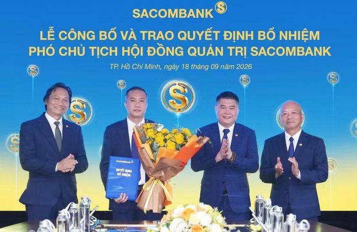 Ông Nguyễn Xuân Vũ (thứ 2 từ trái qua). Ảnh: Sacombank.