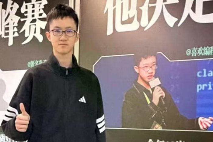 Được mệnh danh là “Elon Musk tương lai”, một cậu bé 13 tuổi cao 1,9 mét đến từ Hàng Châu với 500.000 người theo dõi đang xây dựng các công cụ AI để giải quyết những thách thức thường ngày. Ảnh: 163.com.