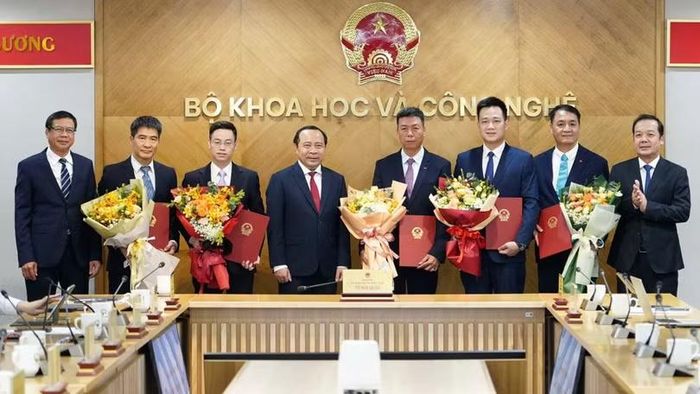 Bộ trưởng Vũ Hải Quân, Thứ trưởng Lê Xuân Định và Thứ trưởng Phạm Đức Long chúc mừng các cán bộ được điều động, bổ nhiệm. Ảnh: Bộ KHCN.