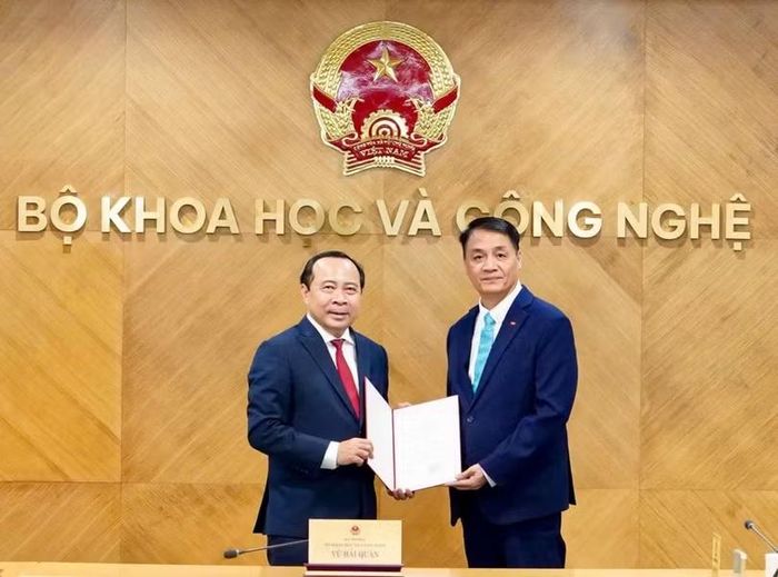 Bộ trưởng Vũ Hải Quân trao quyết định bổ nhiệm ông Lê Ngọc Đức giữ chức Phó Giám đốc Trung tâm Internet Việt Nam. Ảnh: Bộ KHCN.