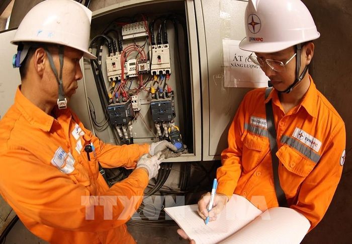 Công nhân ngành điện kiểm tra thiết bị đầu vào nguồn cung cấp điện phục vụ khách hàng ở Công ty TNHH Bảo Long, phường Kỳ Lừa, tỉnh Lạng Sơn. Ảnh: Vũ Sinh - TTXVN 