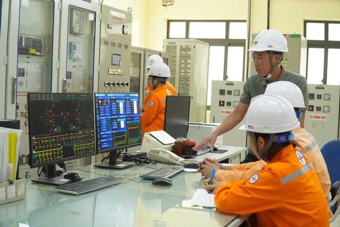 Toàn bộ quá trình được hệ thống quản lý năng lượng EMS giám sát và điều khiển, đồng thời phải bảo đảm các giới hạn kỹ thuật và yêu cầu an toàn của hệ thống pin. Ảnh: EVNNPC