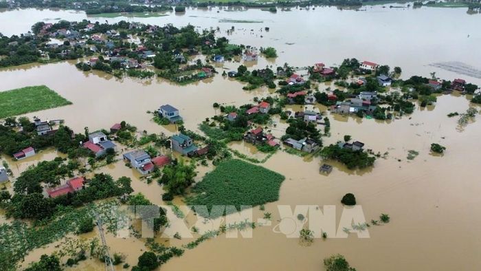 Hàng nghìn ngôi nhà chìm trong biển nước. Ảnh: Hoa Mai - TTXVN