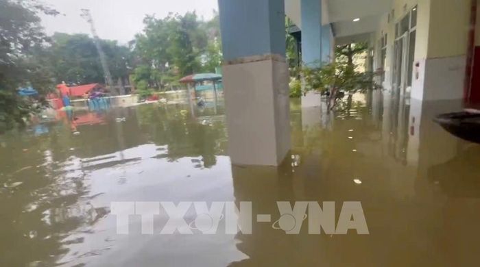 Trường Mầm non Xuân Mai (xã Xuân Mai, Hà Nội) bị ngập sâu. Ảnh: TTXVN phát