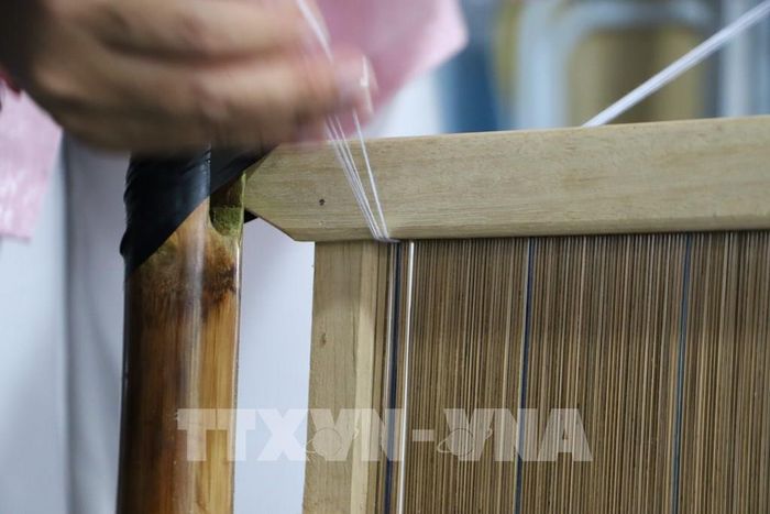 Các sản phẩm từ tơ sen đòi hỏi sự tỉ mỉ. Ảnh: Hồng Thái - TTXVN