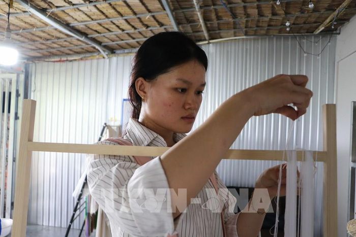 Các sản phẩm từ tơ sen đòi hỏi sự tỉ mỉ. Ảnh: Hồng Thái - TTXVN