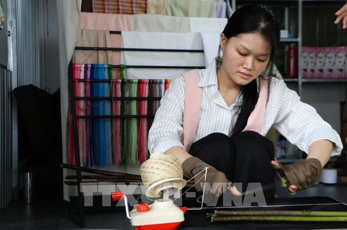 Để tạo ra một sản phẩm hoàn chỉnh, người làm phải trải qua nhiều công đoạn thủ công với yêu cầu cao về sự tỉ mỉ. Ảnh: Hồng Thái - TTXVN