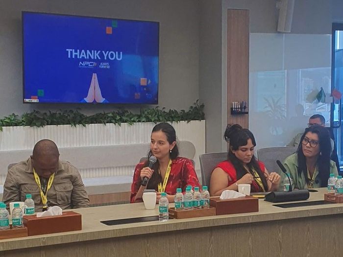 Nhà báo Madina Agliullina của kênh truyền hình TV BRICS International Media Network phát biểu tại cuộc gặp. Ảnh: Anh Quân-TTXVN 
