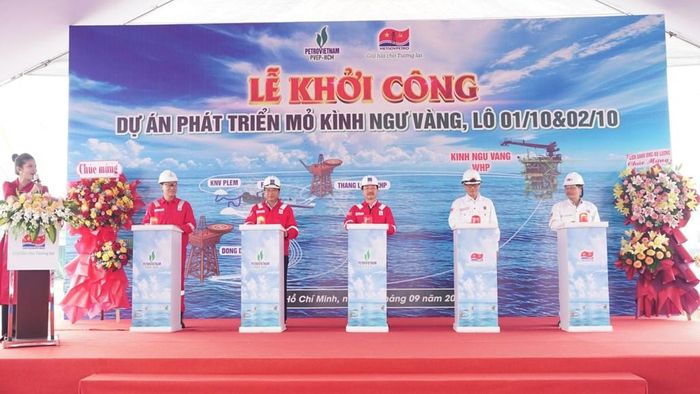 Lãnh đạo PVEP, PVEP-HCM và Vietsovpetro thực hiện nghi thức Khởi công Dự án phát triển mỏ Kình Ngư Vàng, Lô 01/10&02/10. Ảnh: PVEP