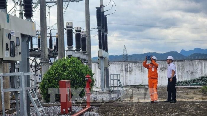 Kiểm tra vận hành lưới điện tại Trạm biến áp 110 kV E16.1 Cao Bằng. Ảnh: TTXVN phát