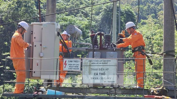 Kiểm tra vận hành lưới điện tại xã Lũng Nặm, tỉnh Cao Bằng. Ảnh: TTXVN phát