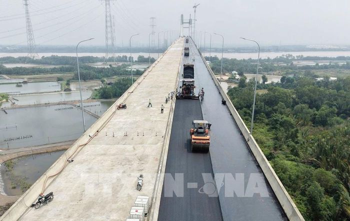 Dự án mở rộng đoạn cao tốc Thành phố Hồ Chí Minh - Long Thành đã cơ bản hoàn thành giải phóng mặt bằng, nhà thầu đang thảm nhựa cầu trên tuyến. Ảnh: Công Phong - TTXVN