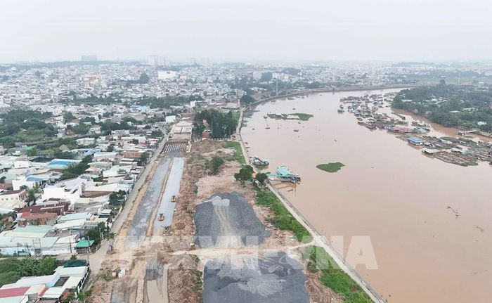 Dự án đường ven sông Cái đã cơ bản hoàn thành giải phóng mặt bằng, nhà thầu đang thi công dự án. Ảnh: Công Phong - TTXVN