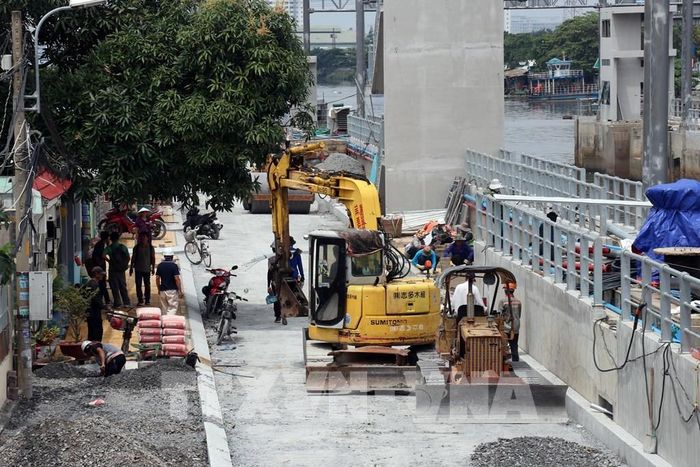các cống kiểm soát triều, nhà thầu đang tập trung nhân lực, thiết bị để hoàn thiện các hạng mục xây dựng. Ảnh: Tiến Lực - TTXVN 