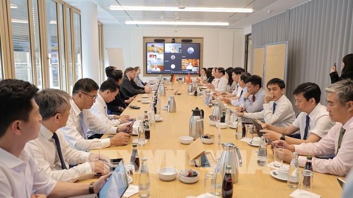 Đoàn công tác làm việc với Hiệp hội Kinh doanh nông nghiệp Đức (GAA). Ảnh: Thu Hằng - PV TTXVN tại Đức